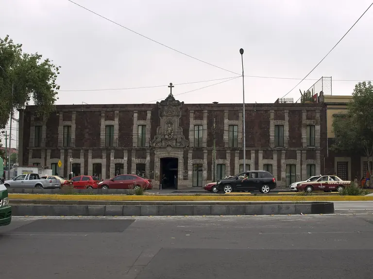 Façade en tezontle et en pierre de l’ancienne Hospedería de Santo Tomás de Villanueva, avenue Hidalgo, qui abrite le Museo Kaluz, à Mexico