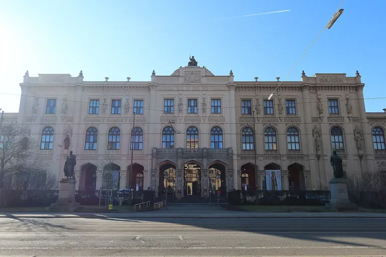 Façade extérieure du Museum Fünf Kontinente sur la Maximilianstraße, à Munich