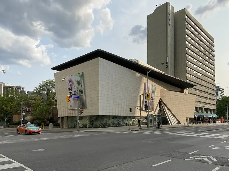 Vue extérieure du Bata Shoe Museum, à l’angle de Bloor Street West et de St. George Street, à Toronto