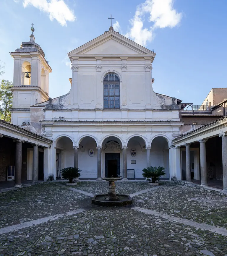 Vue de la cour extérieure de la Basilica di San Clemente al Laterano, à Rome