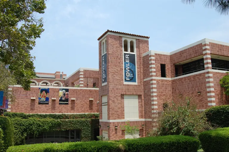 Façade en brique du Fowler Museum, sur le campus de Westwood de l’UCLA