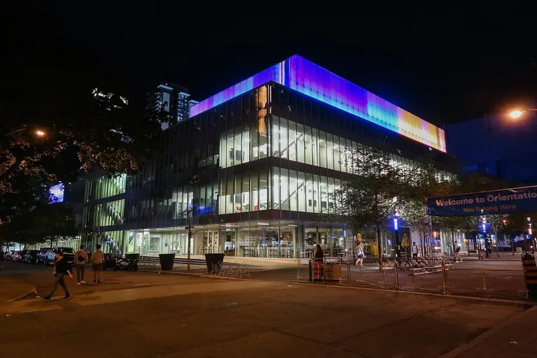 The Image Centre, sur Gould Street à Toronto, illuminé de nuit