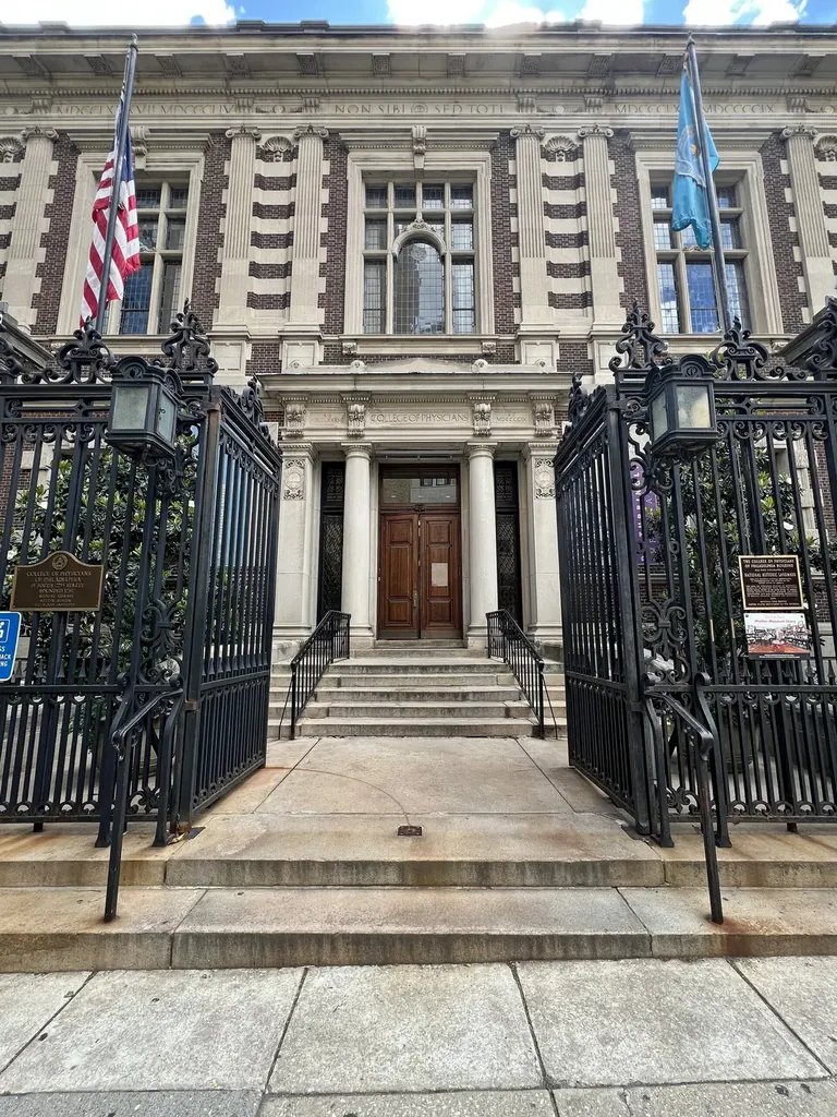 Façade du College of Physicians of Philadelphia, qui abrite le Mütter Museum, sur South 22nd Street