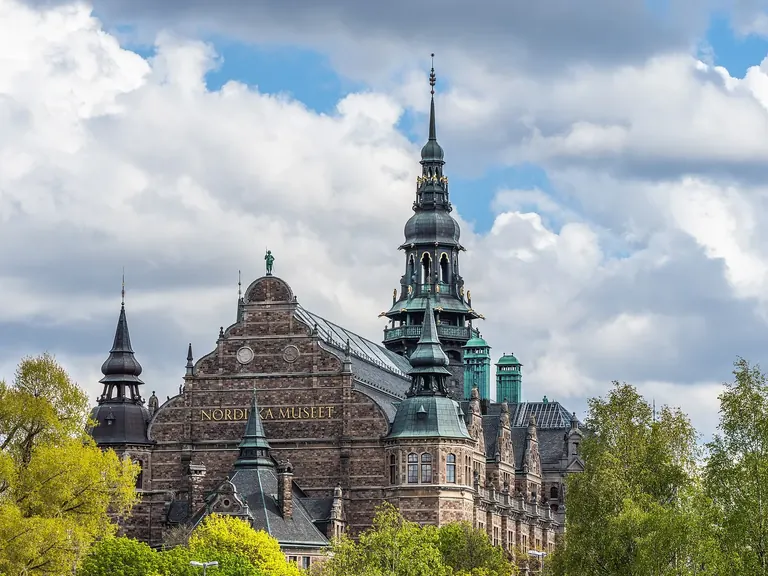 Vue extérieure du bâtiment du Nordiska museet, sur Djurgården, à Stockholm