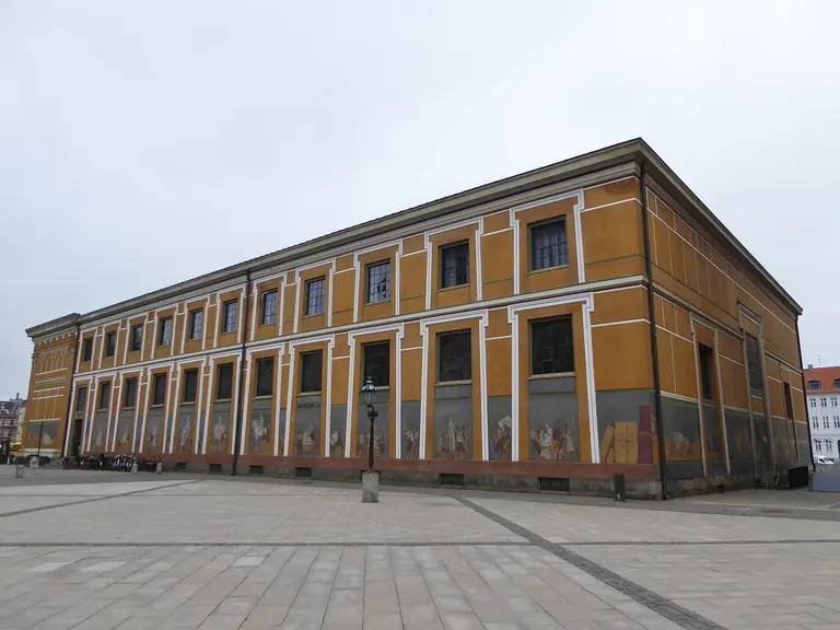 Εξωτερική άποψη του Thorvaldsens Museum στο Slotsholmen της Κοπεγχάγης, με την ώχρα πρόσοψη και τη ζωφόρο του