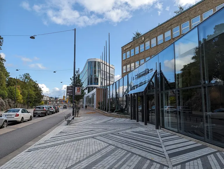 Bâtiment triangulaire aux façades vitrées de Bonniers Konsthall, sur Torsgatan, à Stockholm