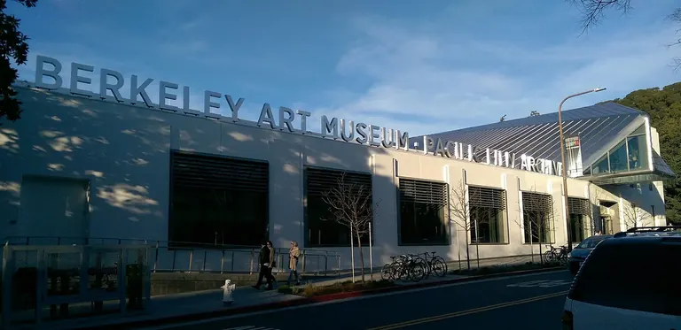 Entrée du Berkeley Art Museum and Pacific Film Archive, sur Center Street, à Berkeley