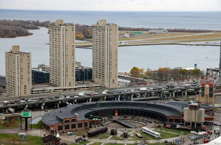 Vue aérienne de la rotonde ferroviaire de John Street et de Roundhouse Park, qui abrite le Toronto Railway Museum
