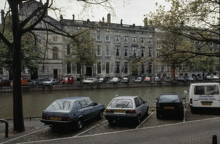 La façade en grès de la maison au bord du canal du Museum Van Loon, Keizersgracht 672, Amsterdam