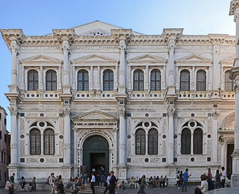 Façade Renaissance en marbre de la Scuola Grande di San Rocco sur le Campo San Rocco, à Venise