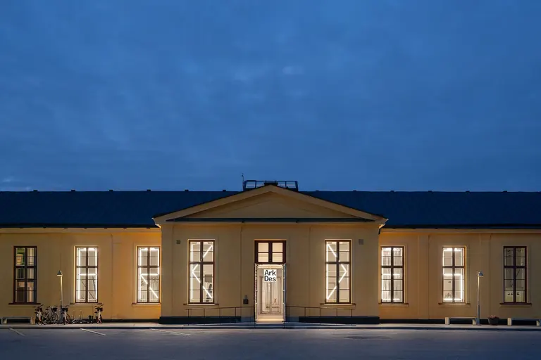 L’entrée illuminée d’ArkDes, sur Skeppsholmen à Stockholm, la nuit