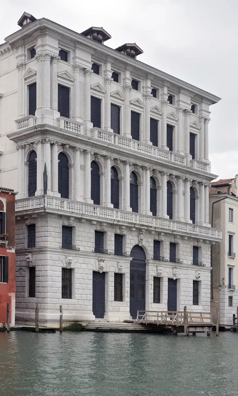Façade en pierre d’Istrie de la Ca' Corner della Regina, sur le Grand Canal, à Venise
