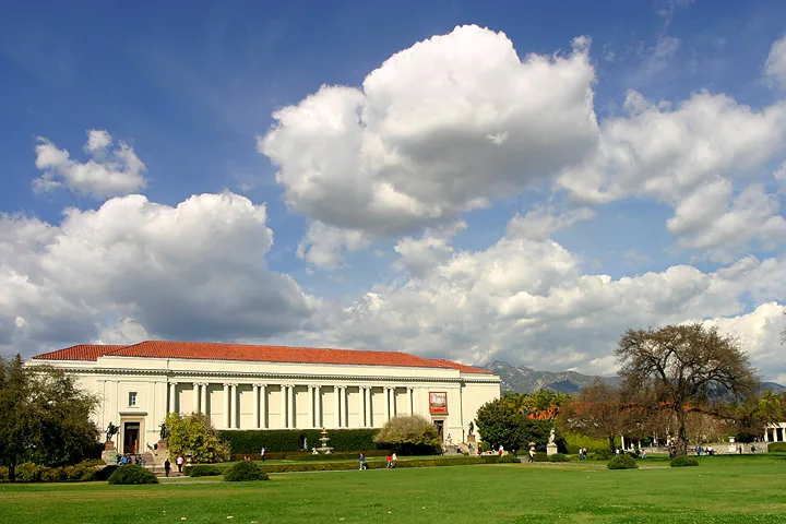 Façade de style Mediterranean Revival du bâtiment de la Huntington Library, à San Marino