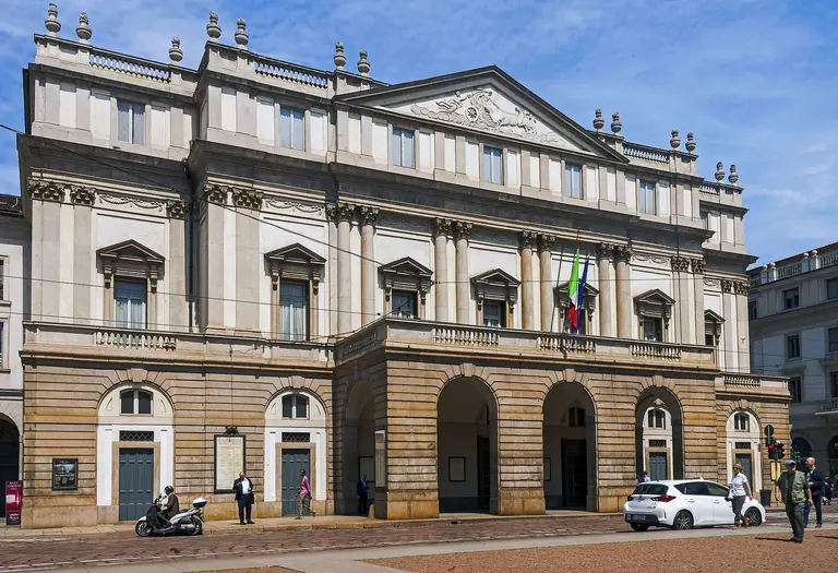 Façade néoclassique du Teatro alla Scala, sur la Piazza della Scala à Milan, qui abrite le Museo Teatrale