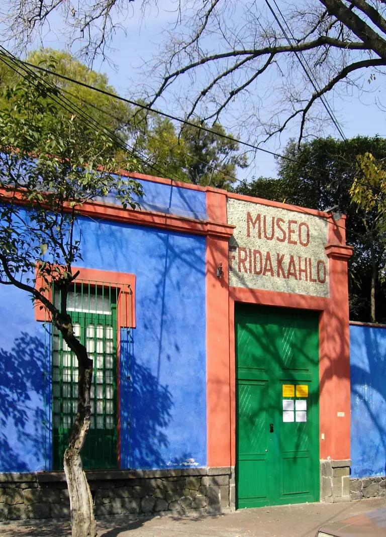 Les murs extérieurs bleu cobalt de la Casa Azul, Museo Frida Kahlo, à Coyoacán