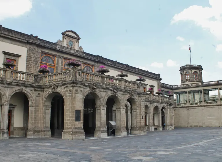 Le château de Chapultepec, perché sur sa colline dans le parc de Chapultepec, à Mexico