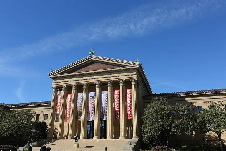 Bâtiment principal de style néo-grec du Philadelphia Museum of Art, vu depuis la Benjamin Franklin Parkway