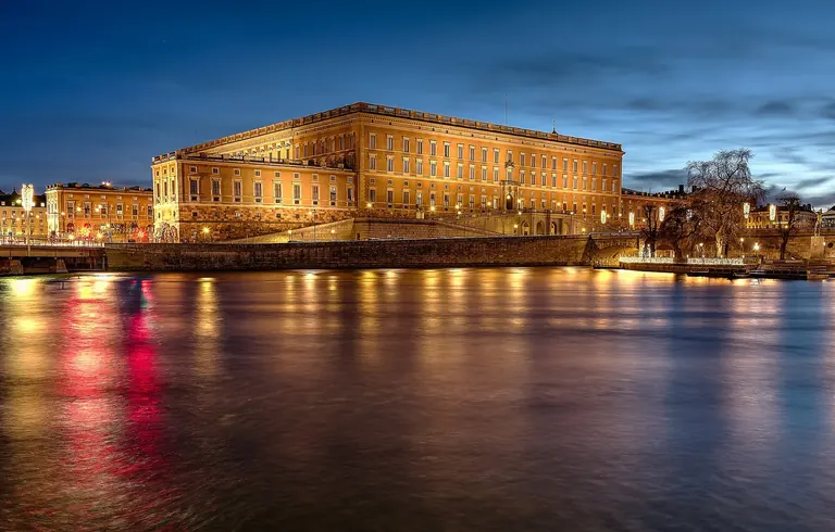 Vue extérieure du Palais royal de Stockholm, au bord de l’eau, dans Gamla stan