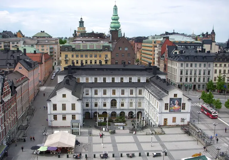 Musée de la ville de Stockholm, installé dans Södra stadshuset, vu depuis la cour de Ryssgården, à Slussen