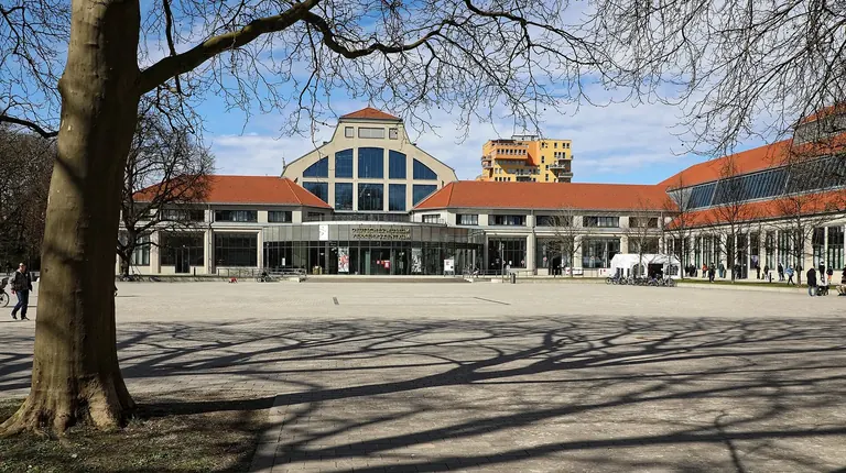 Vue extérieure des pavillons historiques du Deutsches Museum Verkehrszentrum, à Munich