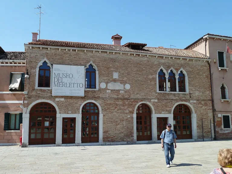 Vue extérieure du Museo del Merletto, installé dans l’ancien Palazzo del Podestà, sur la Piazza Galuppi, à Burano