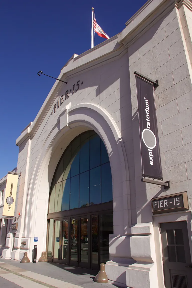 Entrée de l’Exploratorium, au Pier 15, sur l’Embarcadero, à San Francisco