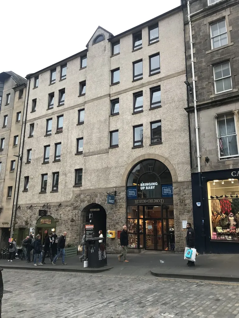 Façade du Museum of Childhood, au 42 High Street, sur le Royal Mile d’Édimbourg