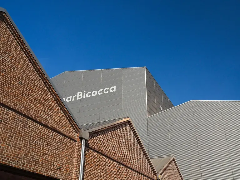 Extérieur de Pirelli HangarBicocca, ancien hangar industriel du quartier Bicocca à Milan