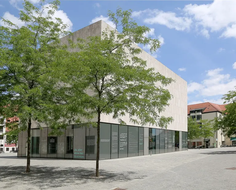 Vue extérieure du Jewish Museum Munich, cube de verre et de travertin sur la place St.-Jakobs-Platz