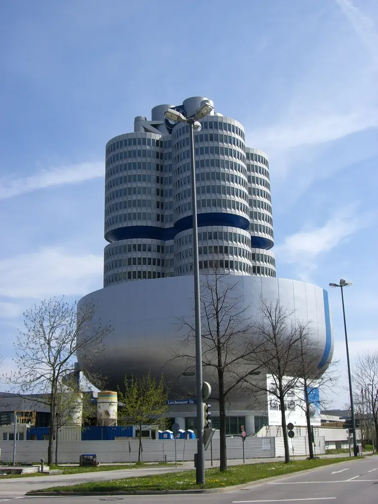 Bâtiment circulaire du BMW Museum, à côté de la BMW Tower, à Munich
