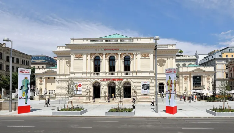 الواجهة الخارجية لمبنى Künstlerhaus في Karlsplatz، مقر Albertina Modern، فيينا
