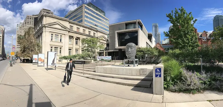 Façade en calcaire et en verre du Gardiner Museum, sur Queen’s Park, à Toronto