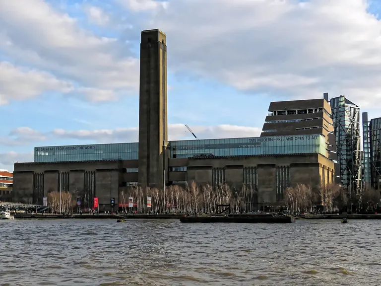 Tate Modern vu depuis l’autre rive de la Tamise, dans l’ancienne centrale électrique de Bankside