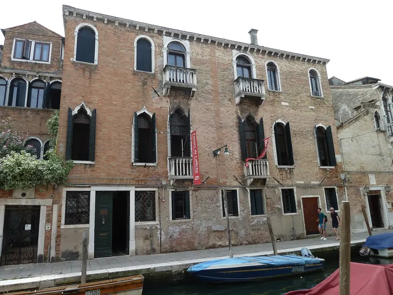 Palazzetto Tito, siège de la Fondazione Bevilacqua La Masa au bord d’un canal, à Dorsoduro, Venise