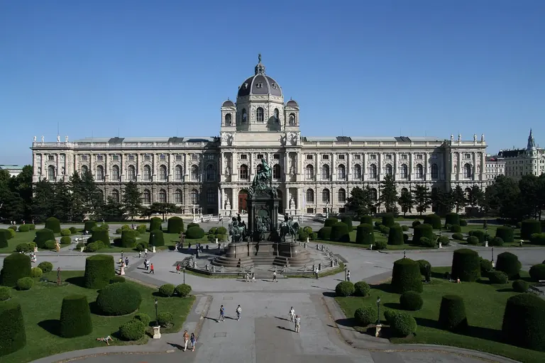 واجهة Kunsthistorisches Museum Wien وقبته، كما تبدوان من Maria-Theresien-Platz