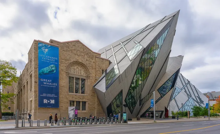 Le Michael Lee-Chin Crystal et la façade patrimoniale du Royal Ontario Museum, sur Bloor Street à Toronto, en automne