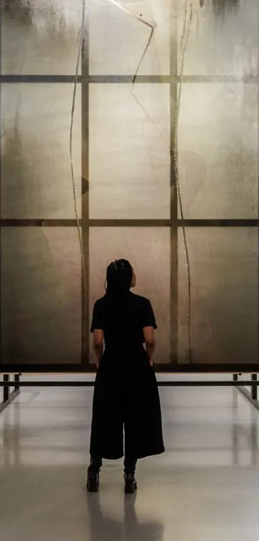 Clair-obscur exhibition staged in light and shadow at the Bourse de Commerce