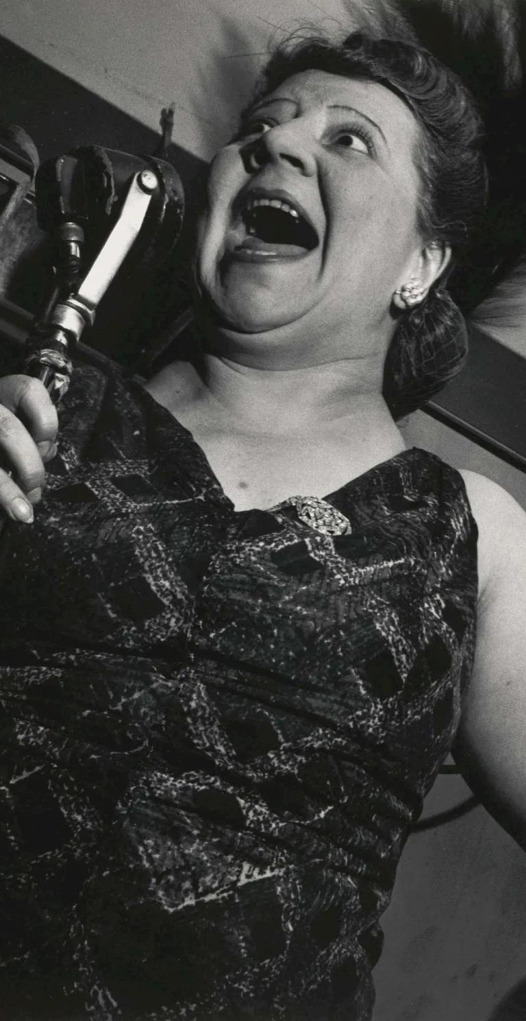 Lisette Model, Sängerin Metropole Cafe, New York, 1946 © Estate of Lisette Model, courtesy of baudoin lebon and Avi Keitelman
