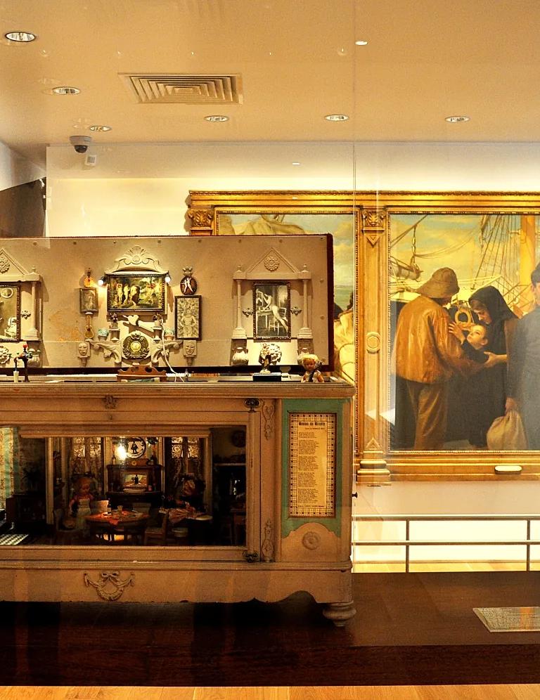 Casa da Mariquinhas room with Constantino Fernandes' triptych O Marinheiro at the Museu do Fado