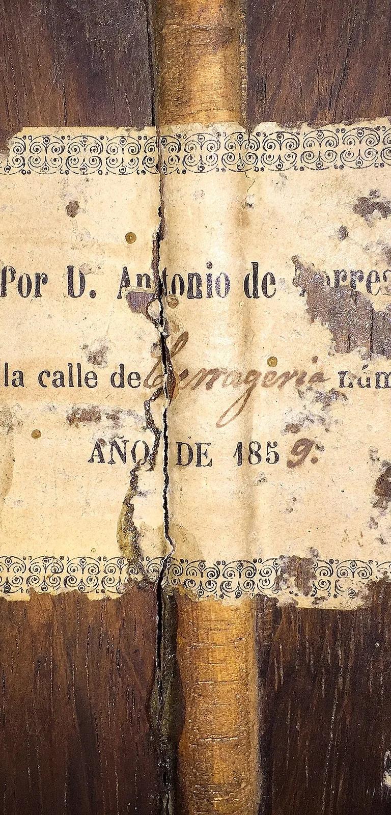 Maker's label inside an Antonio de Torres guitar, Museu de la Música de Barcelona