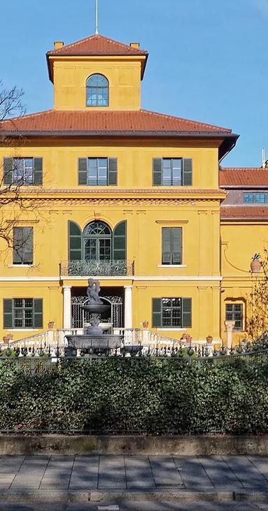 Exterior of the Lenbachhaus villa in Munich with its golden Norman Foster extension
