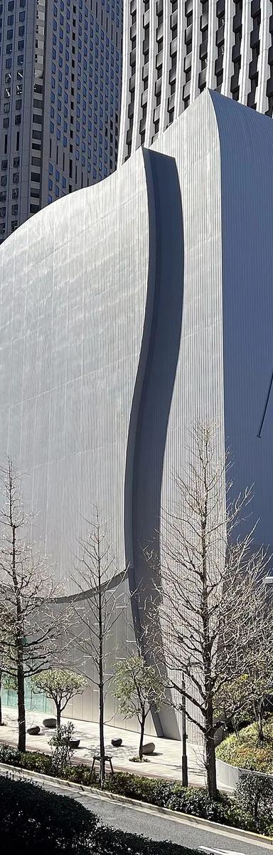 Curved steel-plated exterior of SOMPO Museum of Art in Nishi-Shinjuku, Tokyo