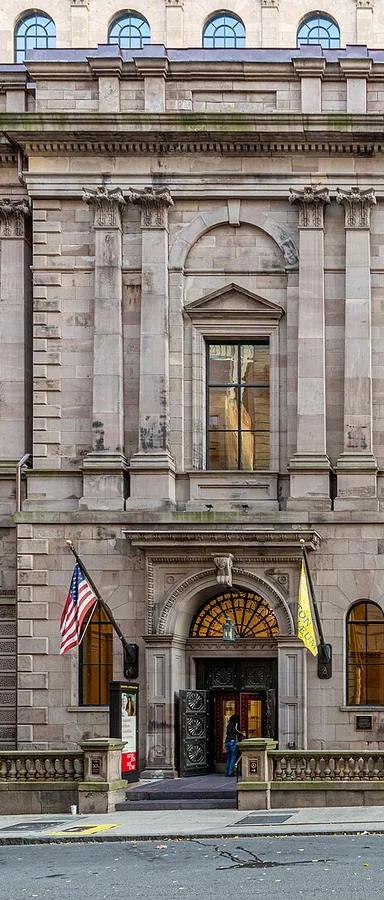 The sandstone Beacon Street facade of the Boston Athenæum at 10½ Beacon Street