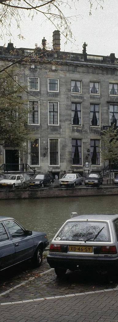 The sandstone canal-house facade of Museum Van Loon at Keizersgracht 672, Amsterdam