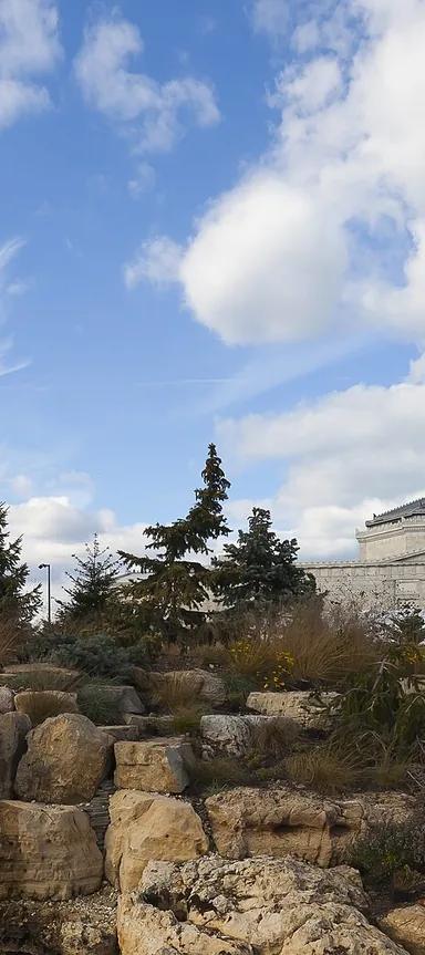 The white marble Beaux-Arts exterior of Shedd Aquarium on Chicago's Museum Campus
